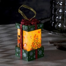 LED figure “Green Gift with a Christmas tree” 6.3 × 11.5 × 6.3 cm, plastic, batteries AAAX3 (not in the kit), flame effect