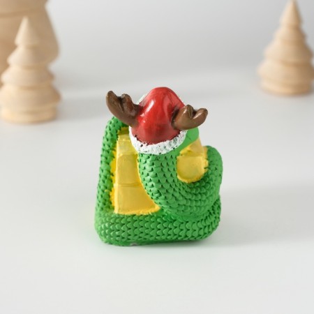 Suvenir Polystone "Snakes with a gift, in a New Year's cap with horns" 5x5.8 cm-5