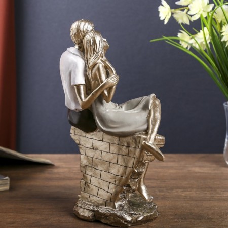 Polystone souvenir "In love pair on a brick hedge" 22x14.5x8 cm-4