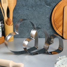 A set of baking forms and calculations 