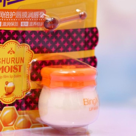 Moisturizing lip balm with honey-1