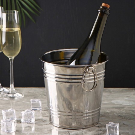 A “classic” stainless steel bucket, 2.7 l, 18 × 17 cm