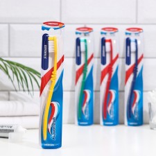 Зубная щётка Aquafresh Standatd, средняя жёсткость
