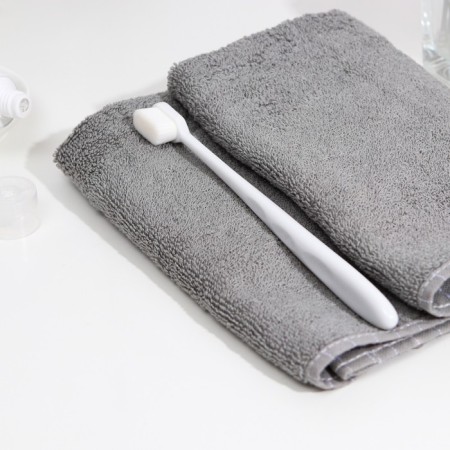 Superjugous toothbrush, 10,000 bristles, flat, white-1
