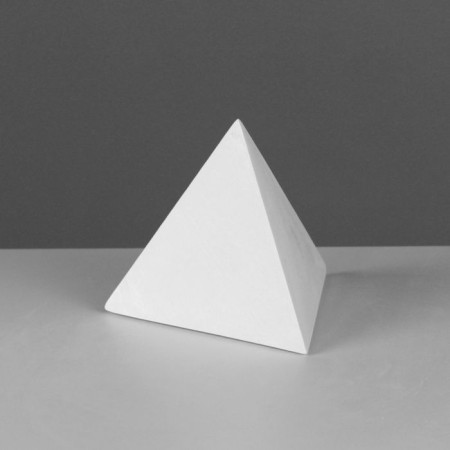 The geometric figure of the pyramid is correct, 15 cm (gypsum)