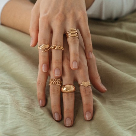 The ring "links" is large chain, the color of gold, dimensionless-4