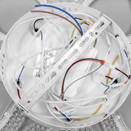 The chandelier is LED DIM. Losanga du 3 dir. Ø53.5x7.5 68W White Ritter-11