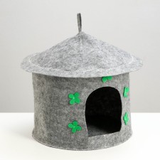 Animal house from felt 