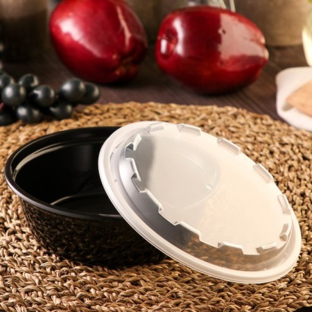 A disposable plastic container with a lid, 530 ml, round-1