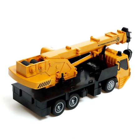 The radio -controlled “construction” crane, a mobile arrow, works from the battery-2
