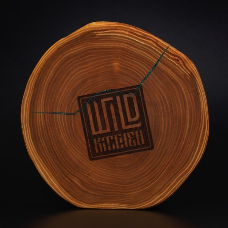 Grootboard from the saw of Wild Kitchen, D = 160-200 mm, thickness 30 mm, a solid massif of the cedar
