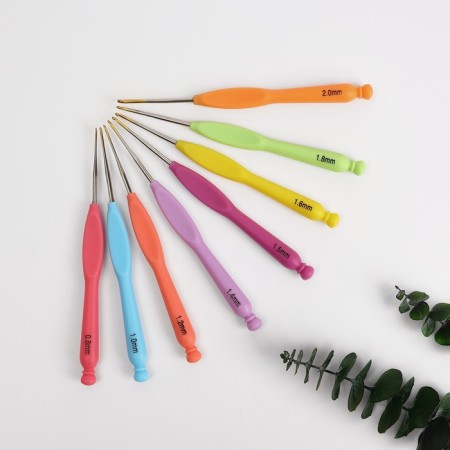 A set of hooks for knitting, with a plastic handle, d = 0.8-2 mm, 8 pcs, color colorful color-2
