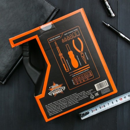A set of tools in the canister of the “Correct Man”, 21 in 1-4