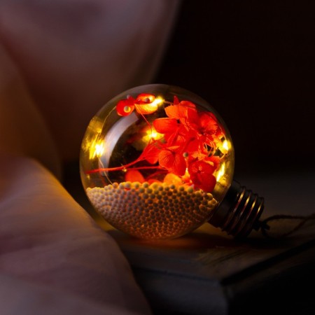 Christmas ball "red petals", batteries, 5 LED, glow warm white