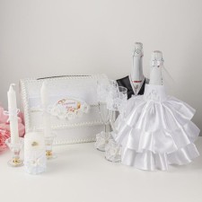 The set on the table of the newlyweds 
