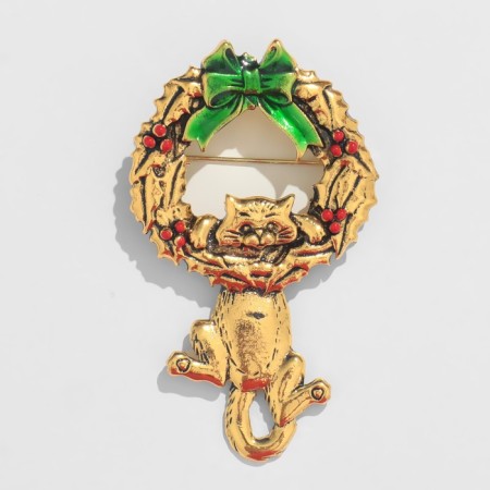Brooch "Cat" on a wreath, the color is red-green in gold