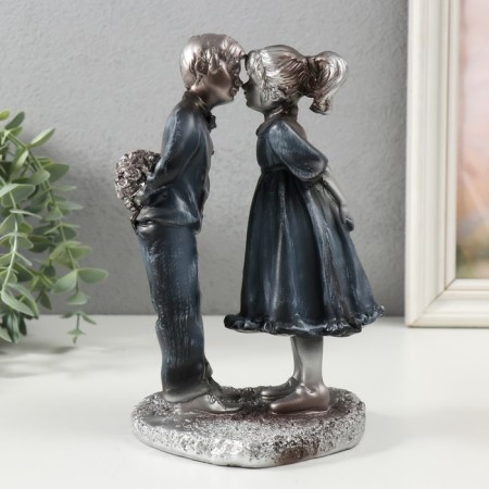 Polystone souvenir "Girl and a boy with a bouquet" silver 15.5x11.2x21 cm