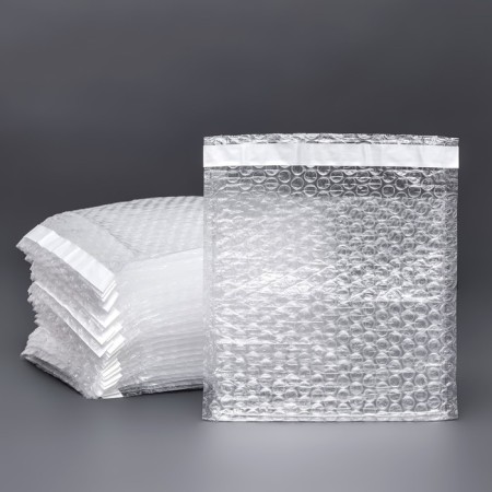 A package of runway with a valve and a glue layer, p/e, 3 layers, 18 x 16 + 5 cm, set 50 pieces