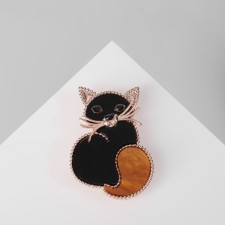 Brooch 
