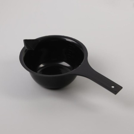 Board for staining, with an elongated handle, 300 ml, d = 12 cm, black color
