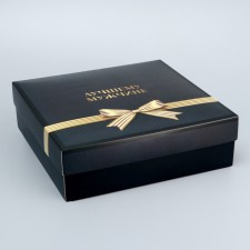 The box is folding, the lid is, “to the best man”, 20 x 20 x 6 cm without a window
