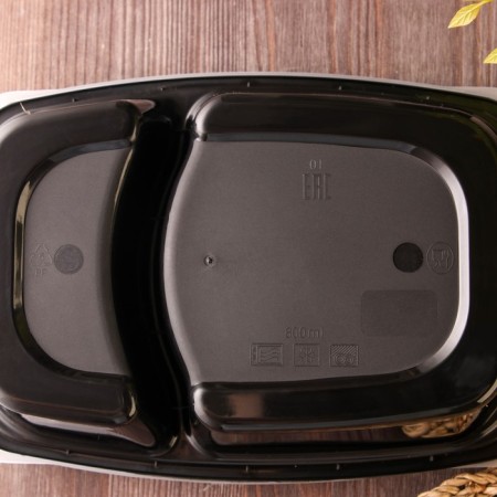 A disposable plastic container with a lid, 830 ml, 2-secto-3
