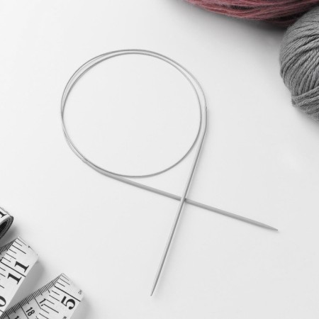 The knitting needles are circular, for knitting, with Teflon coating, with a metal cable, D = 2.5 mm, 14/80 cm-1