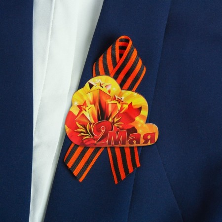 Wooden icon with the ribbon "May 9" stars