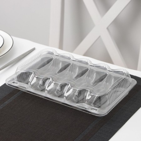 A disposable plastic container with an insoluble lid, for makarun and cake, 5 cells, 24.7 × 15.8 × 5.1 cm-1