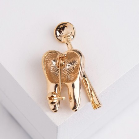 Brooch "Tooth with a mirror", white color in gold-2
