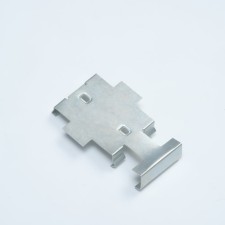 Metal clip for fastening profiles from polymer