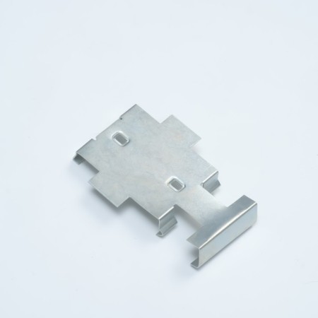 Metal clip for fastening profiles from polymer