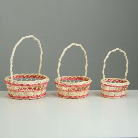 A set of wicker baskets from 3 D20 H 8/27; D17 H 7 H 25; D13 H 6 H 21 cm. (Ratan)