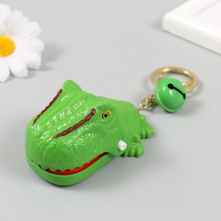 A plastic keychain with a carbine "dinosaurus-zubastik" closes when a tooth is pressed 5x7.5x4.5 cm 1049898-1
