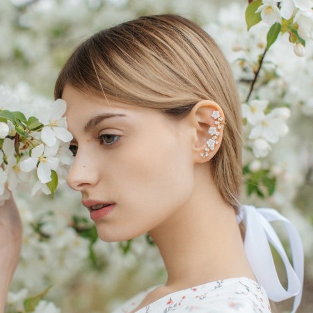 Earring "caffe" chamomile with rhinestones, white color in gold, l = 5 cm-3
