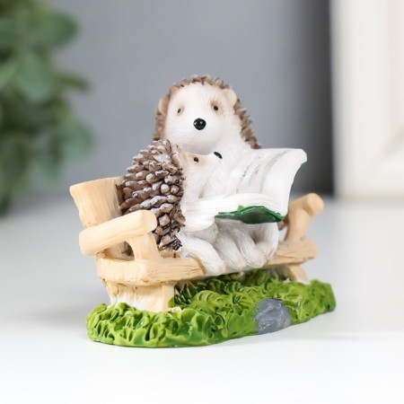 Polystone souvenir "Hedgehogs on a bench read the book" 5.7x3.9x7.5 cm-1