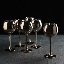 A set of glasses for the wine 
