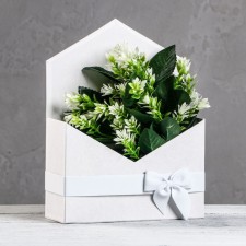 Envenue with a bow, white 18 x 24 x 7 cm