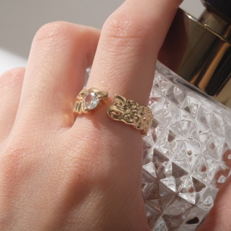 The ring "melting" is stuffed, the color is white in gold, dimensionless-3