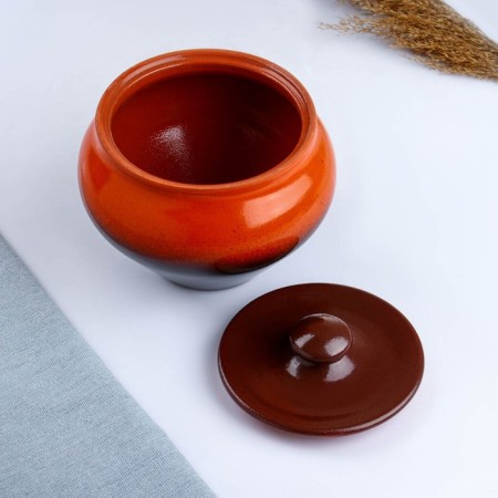 A hot “classic” pot with a dark lid, 0.9l-2