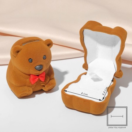 The case is velvet under the “Bear” ring with a bow, 4.6 × 5, brown color, white insert