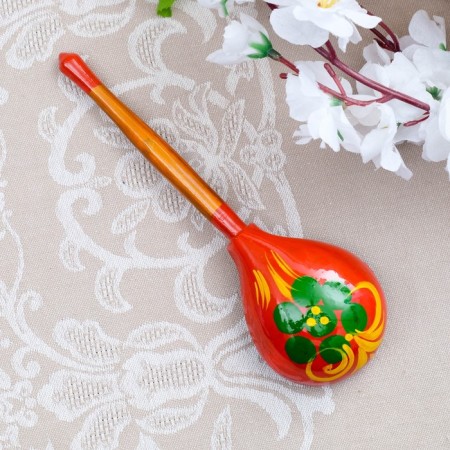 A spoon of wooden "rubella", a half -bacon, a red background-6