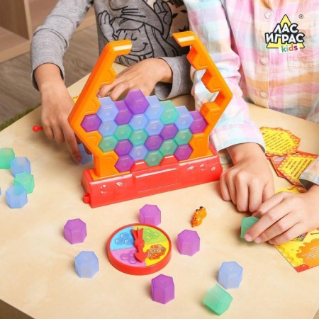 A board game to dexterity and reaction "Save the bee", 2-4 players, 3+-1