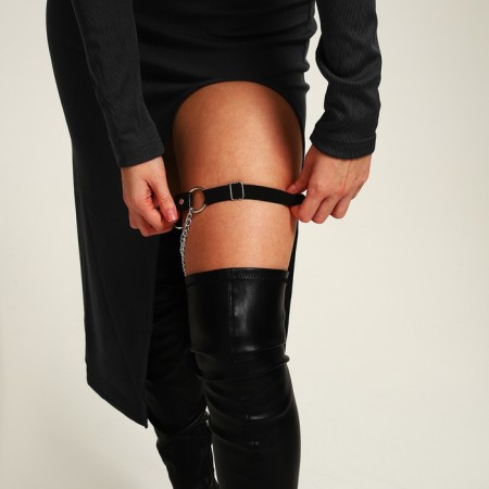 The portup on the leg is female, the color is black-3