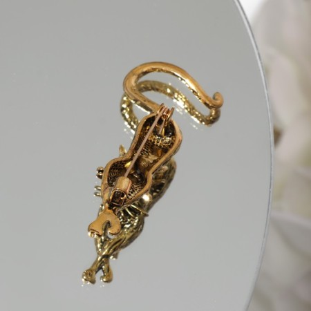 Brooch "Cat is graceful", green color in black gold-2
