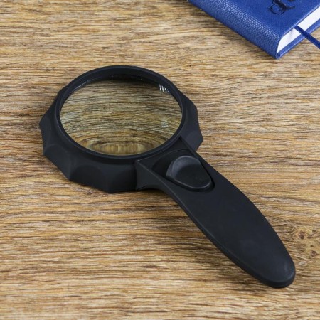 Classic magnifier with 4x lights, d = 7.5 cm, 2 AAA batteries