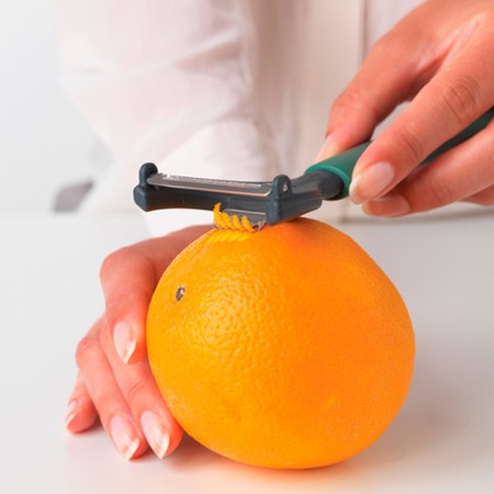Vegetable cleaning with a knife for zesta Brabantia Tasty+-1