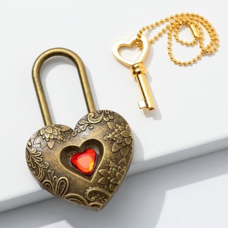 Wedding castle with the key "Love".-1
