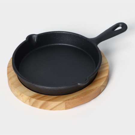 Cast iron pan "Avignon", 21.5 × 15.5 × 2.5 cm, with 2 plums, on a wooden stand