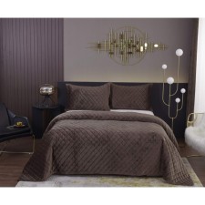 The bedspread with pillowcases 